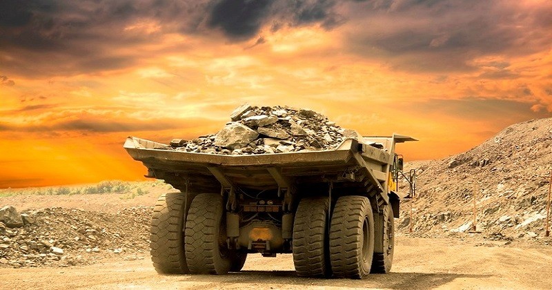 Operación minera · camión cargado al atardecer